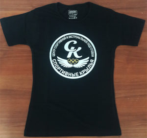 Черная футболка с логотипом